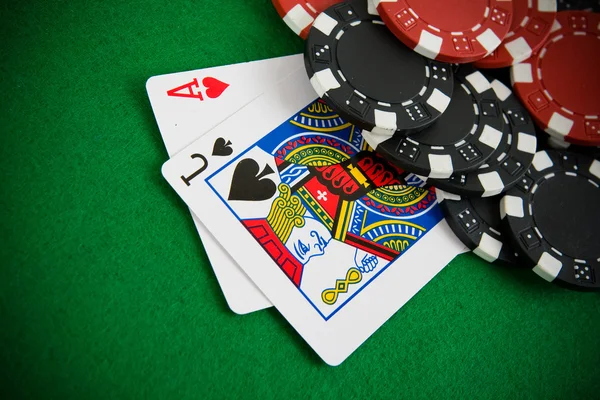 Crupiê operando mesa de blackjack ao vivo no 77BB cassino
